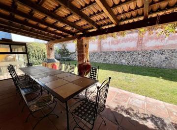 Casa de 4 habitaciones, Corregidora · Casa con Alberca Techada en Colinas del Bosque II