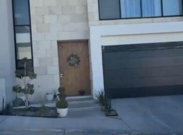 Casa de 4 habitaciones, Chihuahua · Casa con 250 m² Superficie de Terreno y 4 Recámaras en Venta, Bosque Real