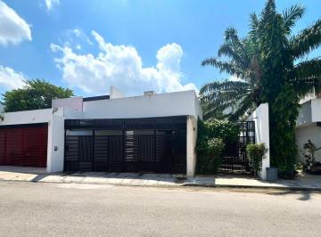 Casa · 383m² · 4 Recámaras · 3 Estacionamientos · Residencia Amplia en Venta con Excelente Ubicación en Temozón Norte