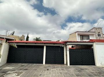 Casa · 426m² · 4 Recámaras · 4 Estacionamientos · Hermosa Casa en Venta en La Primera Sección de El Palomar $10'970,000 Pesos