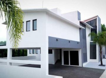 Casa · 875m² · 4 Recámaras · 6 Estacionamientos · Hermosa Casa con Acabados de Lujo y Vistas Espectaculares de Toda La Casa.