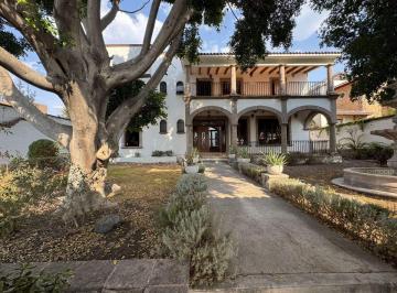 Casa · 540m² · 4 Recámaras · Hermosa Casa Colonial Mexicano con Jardín Arbolado Venta