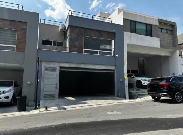 Casa · 225m² · 2 Estacionamientos · Casa en Venta Paseo del Vergel Carretera Nacional