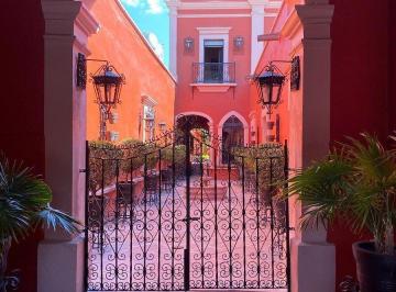 Casa · 358m² · 7 Recámaras · 2 Estacionamientos · Hermosa Casa en El Centro Histórico de Queretaro