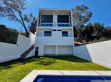 Casa · 381m² · 3 Recámaras · 4 Estacionamientos · Residencia Moderna con Vista Panorámica y Alberca en Fraccionamiento Lomas Tetela