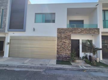 Casa · 230m² · 3 Recámaras · 2 Estacionamientos · Lomas de Sol, Casa en Venta en Excelente Estado con Cuarto de Servicio