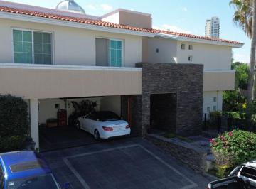Casa en condominio de 4 habitaciones, Zapopan · Hermosa y Lujosa Casa en Puerta de Hierro