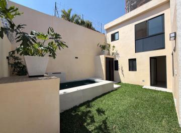 Casa · 190m² · 4 Recámaras · 2 Estacionamientos · Casa en Venta con Alberca y Jardín Privados en Acapatzingo Cuernavaca