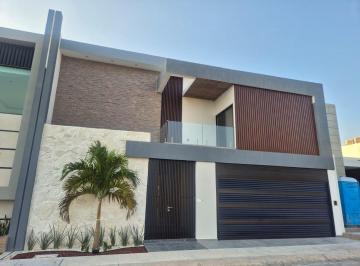 Casa · 329m² · 3 Recámaras · 2 Estacionamientos · Casa en Venta en Fracc. Palmas Green.