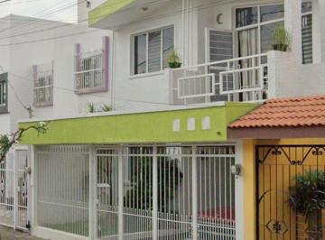 Casa de 6 habitaciones, Guadalajara · Casa en Venta En: C. El Parián Jardines del Country, Guadalajara, Jal.