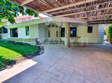 Casa en condominio · 700m² · 5 Recámaras · 3 Estacionamientos · Casa de un Nivel con Alberca y Bungalow Independiente en Condominio en Yautepec