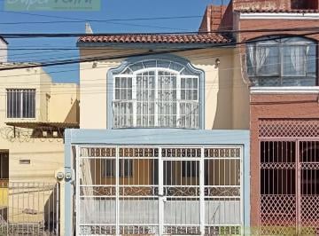 Casa · 196m² · 3 Recámaras · 2 Estacionamientos · Casa en Venta Paseos del Prado $2’180,000