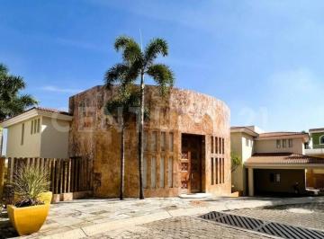 Casa · 1400m² · 5 Recámaras · 8 Estacionamientos · Espectacular Residencia en Venta Construida por El Arquitecto Luis Barragan