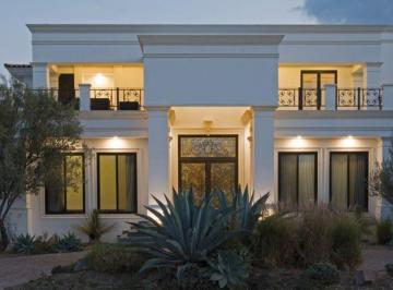 Casa en condominio · 1196m² · 4 Recámaras · 8 Estacionamientos · Casa en Venta en Querétaro El Campanario