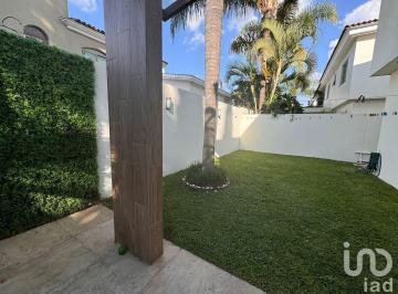 Casa · 310m² · 4 Recámaras · 6 Estacionamientos · Renta Casa Amueblada en Valle Real Zapopan, Jalisco