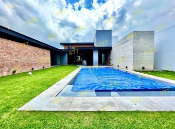 Casa de 4 habitaciones, León · Casa en Venta en Cumbres del Campestre con 4 Recámaras, Alberca y Acabados de Lujo