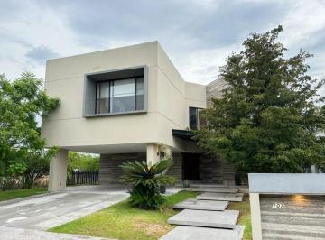 Casa · 480m² · 4 Recámaras · 3 Estacionamientos · Casa en Fraccionamiento El Campanario