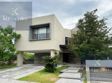 Casa · 480m² · 4 Recámaras · 3 Estacionamientos · Casa en Fraccionamiento El Campanario