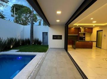 Casa · 325m² · 4 Recámaras · 2 Estacionamientos · Casa Moderna en Privada de Delicias, Cuernavaca