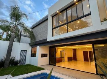 Casa · 325m² · 4 Recámaras · 2 Estacionamientos · Venta de Casa Moderna en Privada de Delicias, Cuernavaca