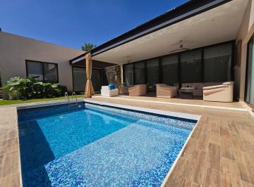 Casa en condominio de 4 habitaciones, Mérida · Casa en Venta en Country Club Yucatán