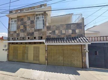 Casa de 4 habitaciones, León · Casa en Venta, Colonia Jardines del Moral, por Remate, Excelente Oportunidad de Inversión