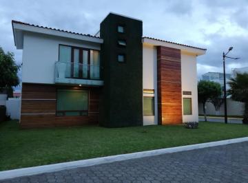 Casa · 454m² · 3 Recámaras · 4 Estacionamientos · Casa en Venta en Providencia Metepec