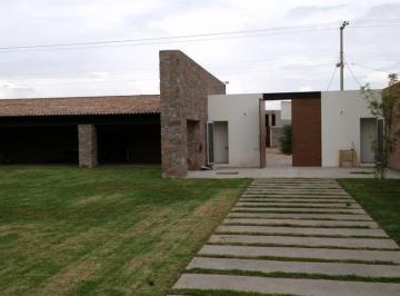 Casa · 240m² · 3 Recámaras · 3 Estacionamientos · Casa en Venta en Fraccionamiento Real del Potosí