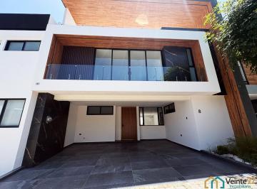 Casa · 171m² · 3 Recámaras · 2 Estacionamientos · Casa en Venta en Parque Zacatecas, con Acabados de Lujo