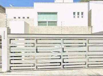 Casa de 4 habitaciones, Guadalajara · Casa en Chapalita Guadalajara con Jardin,4 Recamaras, 3 Baños y 2 Estacionamientos.