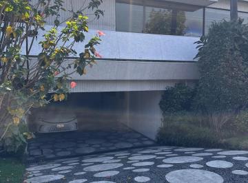 Casa · 1069m² · 4 Recámaras · 4 Estacionamientos · Hermosa Residencia con Jardín y Vista Espectacular