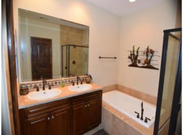 Casa de 4 habitaciones, Zapopan · Amplia Casa en Venta a Solo 5 Min de Plaza Galerias Guadalajara!