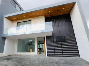 Casa · 467m² · 4 Recámaras · 5 Estacionamientos · Casa en Venta en Zibata con Alberca Privada