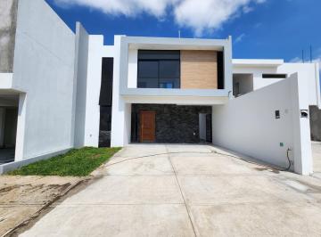 Casa · 176m² · 3 Recámaras · 2 Estacionamientos · Lomas de La Rioja, Casa en Venta de 3 Recámaras con Amplio Jardín