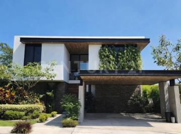 Casa · 424m² · 4 Recámaras · 2 Estacionamientos · Casa en Venta en Altozano Colima