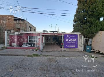 Casa · 177m² · 4 Recámaras · 2 Estacionamientos · Campesina