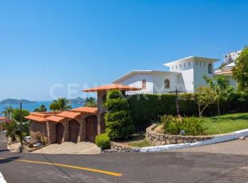 Casa · 360m² · 4 Recámaras · 6 Estacionamientos · Casa en Venta en Fraccionamiento Marina Brisas, Acapulco, Gro.