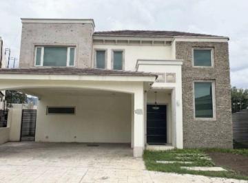 Casa de 3 habitaciones, Saltillo · Casa en Renta con Cuarto de Servicio