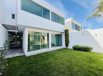 Casa en condominio · 238m² · 3 Recámaras · 2 Estacionamientos · Casa en Venta a Doble Altura con Amplio Jardin Dentro de Fracccionamiento en Xilotzingo Puebla