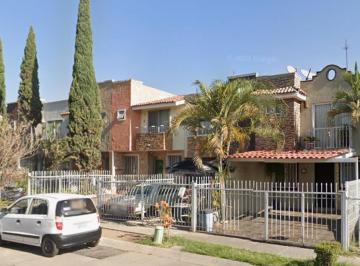 Casa de 3 habitaciones, Zapopan · Casa en Fracc Real del Bosque en Remate