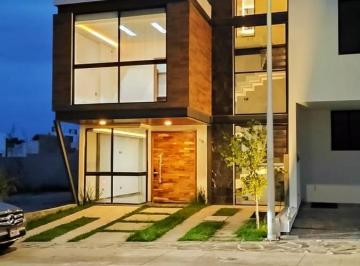 Casa · 130m² · 3 Recámaras · 2 Estacionamientos · Hermosa Casa en Venta en Valle Imperial