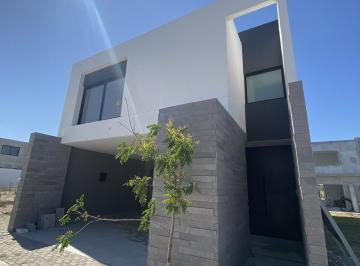Casa · 225m² · 3 Recámaras · 2 Estacionamientos · Residencia Frente a Parque en Punto Lomas