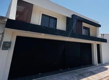 Casa · 447m² · 4 Recámaras · 3 Estacionamientos · Residencia Remodelada 4 Habitaciones en Costa de Oro