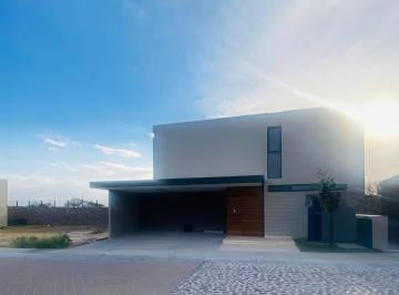 Casa · 309m² · 3 Recámaras · 3 Estacionamientos · Casa en Venta en El Fraccionamiento El Campanario, Querétaro