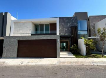 Casa · 386m² · 3 Recámaras · 2 Estacionamientos · Residencia con Alberca en Playas del Conchal