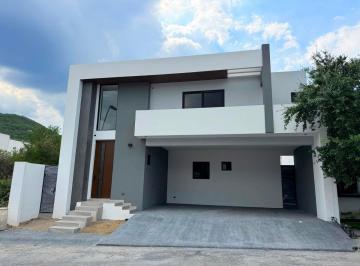 Casa de 4 habitaciones, Monterrey · Casa en Venta en Monterrey Zona Carretera Nacional Carolco Residencial