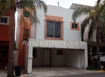 Casa · 230m² · 4 Recámaras · 2 Estacionamientos · Amplia Casa en Renta Zona Sur