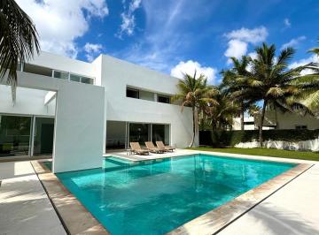 Casa · 980m² · 5 Recámaras · 6 Estacionamientos · Casa en Venta en Residencial Villa Magna Cancun