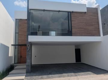 Casa · 366m² · 3 Estacionamientos · Casa en Venta Residencial Santoveña, Metepec