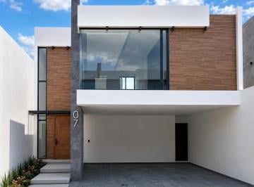 Casa · 366m² · 3 Estacionamientos · Casa en Venta Residencial Santoveña, Metepec